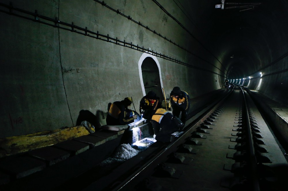 应城铁路运营隧道病害现状